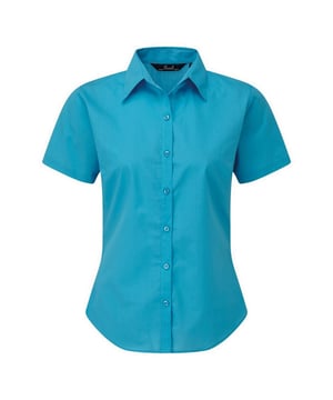 Zachte kraag styling. Afgeronde onderzijde. Uitgeruste styling met bustdarts en rugpijltjes. Easycare stof, korte mouwen. Geparelmoerde knoppen op lichtblauw en wit. Zelfkleurige knoppen op overige. Stof 65% Polyester, 35% Katoen. Gewicht 105 gsm.
