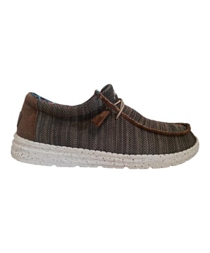 Zapato mocasín estilo deportivo de hombre con cierre elástico de cordones, detalles de costuras y simbolos bordados en lengüeta y parte trasera. Cuenta con una cómoda suela y una planta antideslizante.