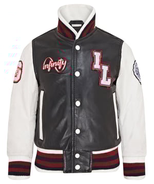 Maak kennis met het unisex leren honkbaljack voor kinderen, een perfecte mix van klassieke varsitystijl en modern vakmanschap. Dit Letterman-bomberjack heeft contrasterende mouwen en een gestreepte gebreide geribde kraag, tailleband en manchetten voor een tijdloze atletische look. De drukknoopsluiting aan de voorkant en geborduurde merklogopatches op de borst en mouwen voegen een vleugje authenticiteit en flair toe. Ontworpen met het oog op functionaliteit, heeft hij twee steekzakken in de taille en twee paspelzakken aan de binnenkant voor je essentiële spullen. De inzetstukken aan de achterkant van de jas zorgen voor een getailleerde pasvorm en superieur comfort. Contrasterende mouwen voor een stijlvolle look Gestreepte gebreide geribde kraag, tailleband en manchetten voor een klassieke afwerking Drukknopen aan de voorkant voor gemakkelijk dragen Geborduurde merklogopatches op de borst en mouwen voor extra detail Twee steekzakken in de taille.