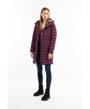 Le manteau d'hiver matelassé de myMo est un modèle de qualité et de style, quel que soit le temps. Ce poids plume dispose d'un aspect matelassé sur toute la surface qui, grâce à la toute nouvelle technologie, est entièrement dépourvu de coutures, de sorte que l'humidité ne peut pas s'infiltrer. Le matériau extérieur enduit de haute qualité est le partenaire idéal, car il est également imperméable au vent et à l'eau. On l'associe à des snowboots ou des chunky boots et à des bonnets. Une tendance mode qui a du style et qui n'utilise pas de plumes animales !