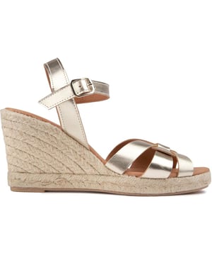 Stap in de Vegan Rhubarb Wedge Espadrille van V.gan, het toppunt van duurzame chic. Deze door PETA goedgekeurde sandalen met metallic sleehak hebben een synthetisch amandelvormig neusontwerp en een comfortabele rubberen zool. Ze zijn ethisch geproduceerd en verpakt in gerecyclede materialen en vormen een modieuze knipoog naar het glamoureuze milieubewustzijn.