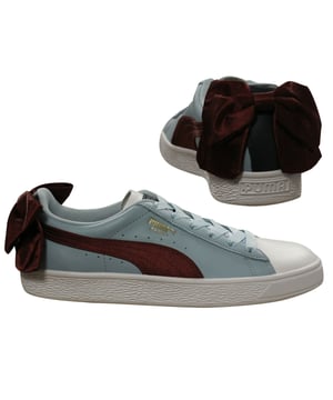 Puma Basket Bow New School's Women's Blue Trainers: una versión contemporánea de una silueta clásica, que combina elegancia femenina con Urban Edge. Estos entrenadores redefinen Casual Chic, ofreciendo una combinación única de estilo, comodidad e individualidad.

Características clave:

Reelaboración moderna: The Puma Basket Bow New School's Women's Blue Trainers dan nueva vida a un diseño atemporal. Al conservar la esencia de la silueta clásica de canasta, estos entrenadores cuentan con un giro moderno con detalles de arco que agrega un toque de sofisticación femenina.

Acento de arco: el acento de arco de la firma en estos entrenadores los distingue, ofreciendo un elemento juguetón y elegante a su calzado. Este detalle único agrega un toque de elegancia e individualidad que complementa varios atuendos.

Ajuste cómodo: diseñado para la comodidad, estos entrenadores cuentan con una plantilla acolchada y collar acolchado. Con cada paso que das, experimentarás el lujoso soporte que es perfecto para el uso diario y las actividades ligeras.

Tono azul versátil: el tono azul versátil de estos entrenadores ofrece una opción de color refrescante y elegante. Ya sea que los estés combinando con jeans, vestidos o pantalones casuales, estos entrenadores mejoran sin esfuerzo tu conjunto.

Chic contemporáneo: The Basket Bow New School Trainers combinan sin problemas con la estética urbana. Son una opción ideal para aquellos que aprecian un equilibrio entre la elegancia y la moda inspirada en la calle.

Construcción duradera: estos entrenadores cuentan con una suela de goma resistente que garantiza una tracción y durabilidad confiables. Ya sea que esté navegando por las calles de la ciudad o haciendo mandados, estos entrenadores ofrecen estabilidad con cada paso.
Marca icónica de Puma: el logotipo de Puma, que se muestra prominentemente en estos entrenadores, representa un legado de excelencia y estilo de ropa deportiva. Es un símbolo de autenticidad y calidad que resuena con aquellos que valoran la ropa deportiva icónica.