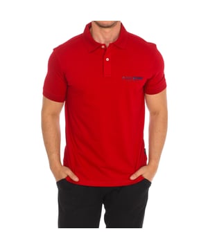 Polo Plein Sport met korte mouwen.
 Kraag met kapel
 Halfhoge knoopsluiting.
 Korte mouwen met geribde afwerking.
 Merkopdruk op de voorkant.
 Merkbadge op de achterkant.
 Naden in toon zichtbaar.
 Samenstelling: 95% Katoen, 5% Elastaan
 Onderhoud:
Wassen op maximale temperatuur 30º.
 Strijken op lage temperatuur.
 Geen droger gebruiken.
 Geen bleekmiddel gebruiken.
 Niet chemisch reinigen.