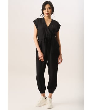 Verleihen Sie Ihrer Garderobe einen Hauch von Stil und Zweckmäßigkeit mit unserem Playsuit mit Taillenband und Taschendetails. Mit einem schmeichelhaften Taillenband und funktionellen Taschen ist dieser Playsuit perfekt für alle modebewussten Menschen, die ihr Outfit aufwerten wollen. Mit diesem Must-have bleiben Sie den ganzen Tag über schick und organisiert.