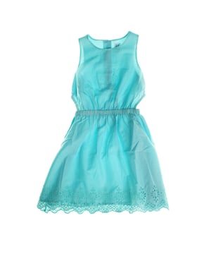 Este encantador vestido de niña confeccionado en suave algodón no solo es fresco y cómodo, sino que también cuenta con detalles que lo hacen especial. Es perfecto para días soleados o eventos especiales.

El diseño incluye aberturas en la cintura, que añaden un toque moderno y único, permitiendo mayor ventilación y un estilo más desenfadado.

La cintura elástica asegura un ajuste cómodo y favorecedor, mientras que la falda, adornada con un delicado bordado floral en el dobladillo, le da un toque femenino y elegante.

En la parte trasera, el vestido tiene un cierre de botones, facilitando su colocación y añadiendo un toque decorativo. 

Además, el vestido cuenta con un forro interno, lo que asegura mayor opacidad y comodidad, haciendo que la prenda sea ideal para todo el día, permitiendo a las niñas moverse con libertad sin sacrificar el estilo ni la practicidad.

Este vestido es ideal para combinar con sandalias o zapatillas, ofreciendo un look alegre y encantador para cualquier ocasión.
 Composición: Exterior: 100% Algodón; Forro: 100% Poliéster
 Cuidados:
- Lavar a máquina en agua fría.
- Usar detergente suave.
- No usar secadora.
- Planchar a baja temperatura.
- No lavar en seco,