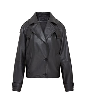 Descubra la elegancia moderna de esta gabardina de piel marrón corta de gran tamaño. Confeccionada en piel de napa de oveja ultra suave, ofrece un ajuste relajado ideal para salidas informales. El diseño presenta un bloque cruzado con generosas solapas con muescas, charreteras clásicas y solapas de hombro abotonadas icónicas. La practicidad se combina con el estilo con dos bolsillos abiertos insertados en la cintura y correas abotonadas ajustables en los puños. Totalmente forrada para mayor comodidad, el interior incluye un bolsillo abierto adicional para mayor comodidad. Esta elegante chaqueta redefine la sofisticación atemporal con un toque contemporáneo. Piel de napa de oveja ultra suave, Ajuste relajado con largo corto, Doble botonadura con solapas con muescas, Correas de puños abotonadas ajustables, Totalmente forrada con un bolsillo interior