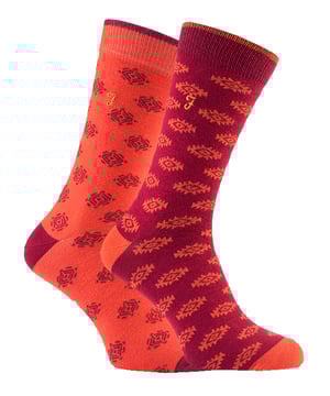 Hombres Farah Vintage Jacquard 2 Pack Dress SocksYour calcetines pueden decir mucho acerca de su carácter, retro calcetines estampados como estos calcetines de punto jacquard Farah vintage hará algunas declaraciones audaces y son grandes para usar como un brillante par de calcetines de vestir.Estos calcetines son ricos en algodón, con una composición de algodón de 75% lo que significa que son suaves contra la piel. Llevan la emblemática "F" de Farah bordada en dorado. Todos los modelos tienen un estampado retro. Estos calcetines se venden en paquetes de 2 unidades y están disponibles en 2 colores: cobalto/morado y naranja/rojo. Son de la talla 6-11 UK 7-12 US 39-45 EU y están hechos de 75% algodón 24% poliamida y 1% elastano. Se pueden lavar a máquina.