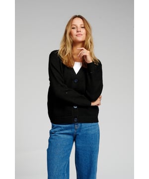 Strickjacke von TeeShoppen Diese schöne Strickjacke ist von TeeShoppen. Eine Strickjacke ist ideal für die kälteren Monate des Jahres. Da Sie Ihre Strickjacke oft über anderen Kleidungsstücken tragen werden, ist es ideal, eine Strickjacke zu wählen, die zum Rest Ihrer Garderobe passt. Das Tolle an Strickjacken ist, dass man sie zu jedem Outfit und zu jedem Anlass tragen kann.
 Sie betrachten gerade Strickwaren in Schwarz. Mit Schwarz erhalten Sie eine zeitlose und nicht zuletzt stilvolle Farbe, die mit jeder anderen Farbe kombiniert werden kann. Sie wird nie aus der Mode kommen. Schwarz kann zu jedem Anlass getragen werden, sei es im Alltag oder auf einer Party, und ist daher für viele die erste Wahl.
  Welche Größe hat die Strickware?  Strickwaren können in folgenden Größen ausgewählt werden: XS, S, M, L und XL.
 Die Größen sind für Frauen angepasst.
  Über TeeShoppen Bei TeeShoppen glauben wir nicht immer, dass Preis und Qualität Hand in Hand gehen, und wir wollen das beweisen. Unser Sortiment umfasst modische Basiskleidung, die wir selbst tragen möchten. Und wir machen keine Kompromisse bei Qualität und Design. Die Kleidungsstücke werden aus luxuriösen Materialien hergestellt, die angenehm zu tragen sind und sich für jede Gelegenheit stylen lassen. Wünschen Sie sich einen zeitlosen Anbieter von Mode für Männer und Frauen? Dann sind Sie bei TeeShoppen an der richtigen Adresse. Wir sind Spezialisten für den Verkauf von Basiskleidung. Sie zahlen nicht für teure Marken und Kosten, sondern nur für Qualität und Service. Wir erweitern ständig unser Sortiment, so dass Sie bei uns immer die neueste Mode kaufen können.