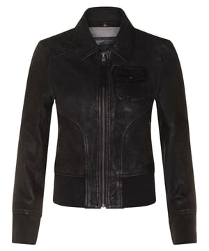 Mantén el estilo sin esfuerzo con nuestra chaqueta universitaria MA-1 con cuello de cuero para mujer. Esta chaqueta, confeccionada en piel de napa de cordero suave y flexible, ofrece un aspecto y un tacto lujosos. El acabado ligeramente fresado le da un aspecto mate moderno. La chaqueta tiene un cuello puntiagudo que añade un toque de sofisticación a tu atuendo. Con dos bolsillos exteriores en la cintura y un bolsillo de parche con solapa en el pecho, tienes amplias opciones de almacenamiento. Los puños y el dobladillo elásticos proporcionan un ajuste cómodo y ceñido. La chaqueta está disponible en cuatro colores versátiles, lo que te permite encontrar la combinación perfecta para tu estilo personal. Completa con cremalleras YKK, esta chaqueta combina durabilidad y funcionalidad, lo que la convierte en una incorporación imprescindible a tu guardarropa. • Piel de napa de cordero suave y flexible con un acabado mate ligeramente fresado • Cuello puntiagudo para un aspecto sofisticado • Dos bolsillos exteriores en la cintura y un bolsillo de parche con solapa en el pecho para un almacenamiento cómodo • Puños y dobladillo elásticos para un ajuste cómodo • Disponible en cuatro colores versátiles para adaptarse a tu estilo