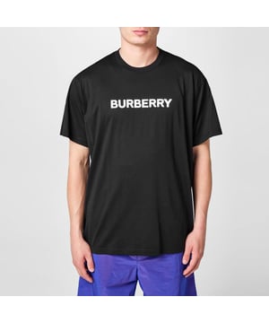 Heren Harriston Logo Print T-shirt in zwart.- Ronde hals.- Korte mouwen.- Bedrukt logo op voorzijde.- Rechte zoom.- 96% Katoen 4% Elastane.- Ref: 8055307
