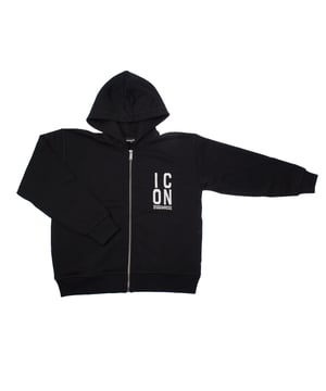 Sudadera con capucha y cierre de cremallera de Dsquared2 para niño, diseñada en un corte slouch fit que ofrece un ajuste amplio y relajado, ideal para un estilo urbano y desenfadado. 

El diseño incluye el distintivo logotipo de Dsquared2 junto con la palabra "ICON" estampada en la parte delantera, aportando un toque moderno y auténtico. 

Confeccionada en un tejido suave y cómodo, esta prenda es perfecta para el uso diario, combinando funcionalidad y estilo. 

Los puños y el dobladillo elásticos aseguran un ajuste firme, mientras que el corte holgado permite libertad de movimiento, convirtiéndola en una opción versátil y con carácter para cualquier conjunto casual.
 Composición: 100% Algodón; Elástico: 95% Algodón, 5% Elastano
 Cuidados:
- Lavar en agua fría y con ciclo suave.
- Usar detergente suave.
- Evitar la secadora.
- Planchar a baja temperatura.