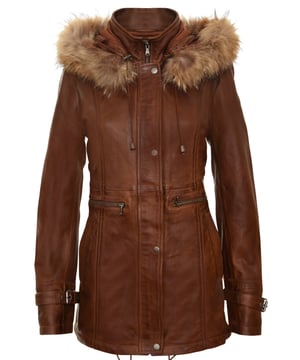 Verhoog je winterstijl met ons leren damesparkajack, een perfecte mix van minimalistische verfijning en warmte. Deze jas is gemaakt van 100% premium, ultrazacht nappaleer en biedt zowel luxueus comfort als een tijdloze uitstraling. Dit is wat hem onderscheidt:  
 Afneembare, met bont gevoerde capuchon: De jas wordt geleverd met een met bont gevoerde capuchon, die zorgt voor warmte en comfort tijdens de winter terwijl het een stijlvol tintje toevoegt aan het algehele ontwerp. 
 Knoopsluiting: In plaats van de typische ritssluiting heeft deze jas een een knoopsluiting over de YKK-ritssluiting, waardoor een meer klassieke en verfijnde esthetiek ontstaat. 
 Verstelbare gespen: Gespen op de manchetten zijn toegevoegd verstelbaarheid, waardoor je de pasvorm kunt aanpassen en ervoor kunt zorgen dat de mouwen ademend blijven voor langdurig comfort. 
 Verlengde tailleritsen: Twee verlengde horizontale ritsen Ritsen lopen over de taille, bieden voldoende opbergruimte en voegen een moderne twist toe aan het ontwerp van de parka. 
 Hoge trechterkraag: De hoge trechterkraag kan worden vastgemaakt met een YKK-rits over de volledige lengte, die extra bescherming biedt tegen kou en wind.  Met zijn strakke en minimalistische ontwerp is deze leren damesparka een veelzijdige toevoeging aan je wintergarderobe, waarbij mode en functionaliteit moeiteloos worden gecombineerd