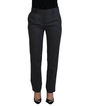 Marca: Dolce & Gabbana  
Estilo: Pantalones tapered de rayas a media cintura  
Ajuste: Ajuste regular  
Color: Rayas grises  
Material: 98% Lana Virgen 2% Elastano  
Cierre: Cremallera y botón  
Detalles: Detalles de logo  
Origen: Hecho en Italia  
Material: 98% Lana Virgen 2% Elastano
