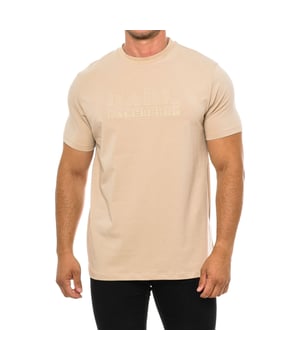 Camiseta manga corta 755060 hombre Karl Lagerfeld.

Presenta un cuello redondo acanalado, aportando un detalle texturizado y de estilo clásico.
Cuenta con un estampado de la marca Karl Lagerfeld en el frontal.
El corte y diseño sencillo permiten versatilidad en los looks y facilidad de combinación.
Esta camiseta de manga corta de Karl Lagerfeld es una prenda casual y polivalente, adecuada para múltiples ocasiones.
Su sencillez y comodidad, junto con el prestigio de la marca, la convierten en una opción atractiva y versátil.
 Composición: 95% Algodón, 5% Elastano
 Cuidados:
Lavar a temperatura máxima 30º.
Planchar a baja temperatura.
No usar lejía.
No usar secadora.
No lavar en seco.