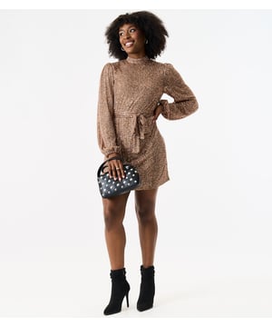 "Trek de aandacht in deze gouden jurk met hoge hals, lange mouwen en tailleband. De details met pailletten voegen een vleugje glamour toe aan een klassieke stijl, waardoor deze perfect is voor elk modieus evenement. Geef je garderobe een boost met dit prachtige statement-stuk.