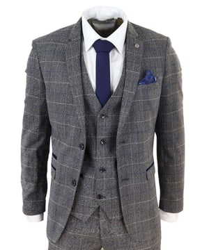 Apuesta por el tweed y los cuadros con este traje de tres piezas. Un diseño atemporal con un atractivo vintage y una gran practicidad. Creado con una mezcla de tweed y cuadros, este traje te mantendrá bien aislado y resistirá con éxito el paso del tiempo. Ideal para bodas en graneros de campo, bailes de graduación, fiestas y trabajo. Basado en el estilo de los años 20. - Nota: La cintura de los pantalones es 15 cm más pequeña que la talla correspondiente de la chaqueta. Por ejemplo, un abrigo de 34'' + pantalones de 28'', un abrigo de 36'' + pantalones de 30'', un abrigo de 38'' + pantalones de 32'', un abrigo de 40'' + pantalones de 34'', un abrigo de 42'' + pantalones de 36'', una chaqueta de 44'' + pantalones de 38'', una chaqueta de 46'' + pantalones de 40'', una chaqueta de 48'' + pantalones de 42'', una chaqueta de 48'' + pantalones de 44'' y una chaqueta de 52'' + pantalones de 46''.