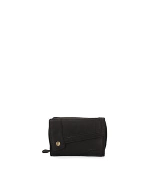 Cartera de hombre. El cierre es con imán. Los bolsillos internos son tarjeteros. Los bolsillos externos son uno en la espalda con cremallera. Falta la correa para el hombro. Falta el mango. Hay un compartimento interno. El material exterior es auténtica piel de vacuno. Internamente está forrado en poliéster. Medidas: 14x9,5x4 cm. Producto de moda