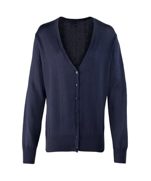 Dames vest met lange mouwen en V-hals. Zacht gevoel/katoenrijk garen. Fijnmazige breiwerk. Knoopsluiting. 7 knoopsluiting. Eigentijdse styling. Ingezet in mouwen. 40°C Huishoudelijk wassen. Borstomvang 8 - 31,5, 10 - 33, 12 - 34,5, 14 - 36, 16 - 38, 18 - 39,5, 20 - 41, 22 - 42,5, 24 - 44. Stof: 55% Katoen 45% Acrylgewicht: 12 Gauge Knit.