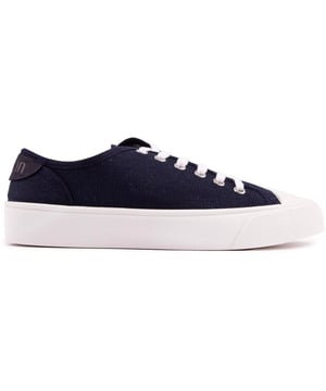 Omarm mode met een geweten en bewandel de veganistische weg in deze Vegan Olive Pump plimsolls van V.GAN. De klassieke. casual streetwear-sneaker is door PETA goedgekeurd en is gemaakt van gerecycled materiaal. duurzame en ethisch geproduceerde materialen. afgewerkt met het mooie V.GAN-logo en zilverkleurige metalen oogjes. Dit is ethisch. veganistische mode op zijn best.