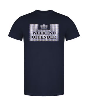 Das Weekend Offender Shevchenko S22 Herren-T-Shirt verkörpert lässige Eleganz mit einer Anspielung auf aktuelle Streetwear-Trends. Dieses T-Shirt wurde für Komfort und Stil gefertigt und ist ein unverzichtbares Stück für die moderne Garderobe. Es vereint Vielseitigkeit mit unverwechselbaren Designelementen. Hauptmerkmale: – Hochwertiger Stoff: Hergestellt aus hochwertiger Baumwolle für ein weiches und atmungsaktives Tragegefühl für ganztägigen Komfort. – Grafikdesign: Mit einem einzigartigen Grafikdruck oder einer Stickerei auf der Vorderseite, inspiriert von aktuellen Trends oder den charakteristischen Motiven der Marke. – Bequeme Passform: Die normale Passform bietet Bewegungsfreiheit und eine entspannte Silhouette. – Gerippter Rundhalsausschnitt: Der gerippte Rundhalsausschnitt sorgt für Strapazierfähigkeit und einen klaren, klassischen Look. – Vielseitiges Styling: Lässt sich ideal mit Jeans, Shorts oder Jogginghosen kombinieren und bietet Flexibilität für verschiedene lässige oder mehrlagige Looks. Das Weekend Offender Shevchenko S22 Herren-T-Shirt ist perfekt für den Alltag, egal ob Sie Besorgungen machen, mit Freunden abhängen oder an lockeren Treffen teilnehmen. Seine Kombination aus Komfort, Stil und einzigartigen Designdetails macht es zu einer herausragenden Ergänzung jeder Garderobe und spiegelt das Engagement der Marke für zeitgenössische Mode und urbane Ästhetik wider.