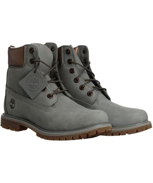 Die Timberland 6-Zoll Premium Wasserdichte Damenstiefel in Grau sind eine stilvolle und wetterfeste Wahl für Frauen, die sowohl Mode als auch Funktionalität in ihrem Schuhwerk suchen. Hier sind die wichtigsten Merkmale dieser Stiefel:

Graues Nubukleder: Diese Stiefel sind aus hochwertigem grauem Nubukleder gefertigt, das ein stilvolles und modernes Erscheinungsbild bietet, während es Haltbarkeit und Widerstandsfähigkeit gegen die Elemente gewährleistet.

Klassische 6-Zoll-Höhe: Diese Stiefel verfügen über die ikonische 6-Zoll-Höhe, die Knöchelunterstützung und Schutz bietet. Die wasserdichte Konstruktion macht sie ideal für verschiedene Outdoor-Aktivitäten und widrige Wetterbedingungen.

Wasserdichte, nahtversiegelte Konstruktion: Timberland ist bekannt für seine wasserdichten Stiefel, und die 6-Zoll Premium Linie hält dieses Versprechen. Diese Stiefel sind mit nahtversiegelter Konstruktion und wasserdichtem Leder ausgestattet, um Ihre Füße bei nassen Bedingungen trocken und bequem zu halten.

Gepolsterter Kragen und Zunge: Die Stiefel sind mit einem gepolsterten Kragen und einer Zunge ausgestattet, um zusätzlichen Komfort zu bieten und das Risiko von Scheuerstellen oder Unbehagen bei längerem Tragen zu verringern.

Schnürverschluss: Diese Stiefel verfügen typischerweise über ein Schnürsystem mit rostfreien Beschlägen, das Ihnen ermöglicht, eine sichere und individuelle Passform zu erreichen, während es gleichzeitig eine langlebige Haltbarkeit gewährleistet.

Anti-Fatigue-Technologie: Einige Timberland-Stiefel, einschließlich der 6-Zoll Premium Linie, verfügen über eine Anti-Fatigue-Technologie in der Zwischensohle. Diese Technologie bietet ganztägigen Komfort und Unterstützung und macht sie für längeres Tragen geeignet.

Vielseitiger Stil: Diese Stiefel sind so gestaltet, dass sie vielseitig sind und sich für eine Vielzahl von Outfits und Anlässen eignen, von lässigen Ausflügen bis zu Outdoor-Abenteuern.

Timberland-Branding: Diese Stiefel weisen oft Details mit Timberland-Branding auf, wie das ikonische Timberland-Baum-Logo an der Seite, Zunge oder Ferse, das das Engagement der Marke für Qualität und Stil repräsentiert.

Haltbare Gummisohle mit Profil: Die Gummisohle mit Profil bietet hervorragende Traktion und Grip auf verschiedenen Oberflächen, wodurch diese Stiefel praktisch für den Einsatz in der Stadt und im Freien sind.

Zusammenfassend kombinieren die Timberland 6-Zoll Premium Wasserdichten Damenstiefel in Grau Stil, Komfort und wetterfeste Eigenschaften. Mit ihrem hochwertigen, wasserdichten Leder, dem klassischen Design und der gepolsterten Unterstützung sind sie eine vielseitige Ergänzung für Ihre Garderobe, geeignet für den Alltag sowie Outdoor-Aktivitäten. Diese Stiefel sind ein Beweis für Timberlands Engagement für Qualität und Funktionalität im damen Schuhwerk.