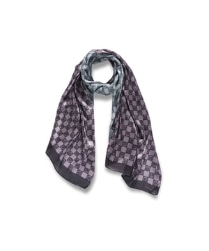 Dames Foulard zonder sluiting. ontbrekende binnenzakken. afwezige externe zakken. ontbrekende schouderband. ontbrekend handvat. ontbrekende binnenvakken. extern materiaal. 100% polyester binnenkant. Afmetingen: 0x90x180 cm. Modeproduct