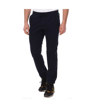 Lange Hosen.
 Farbe Navy
 Elastischer Bund mit verstellbaren Kordelzügen.
 Zwei Pattentaschen auf der Vorderseite.
 Etikett mit Markenlogo auf dem oberen Teil der Tasche.
 Zwei Taschen mit Klappe und Klickverschluss auf der Rückseite.
 Gesticktes Markenlogo auf der Rückseite.
 Hintern mit elastischem Abschluss.
 Nähte in Ton gehalten.

 Zusammenstellung: 100% Baumwolle

 Waschanleitung:
 - Maximal bei 30ºC waschen.
 - Bügeln bei mittlerer Temperatur, max. 110ºC.
 - Sie können den Trockner benutzen.
 - Kein Bleichmittel verwenden.
 - Kann nicht chemisch gereinigt werden.
 Zusammenstellung: 100% Baumwolle
 Pflege:
Waschanleitung:
 - Maximal bei 30ºC waschen.
 - Bügeln bei mittlerer Temperatur, max. 110ºC.
 - Erlaubt die Verwendung eines Trockners.
 - Keine Bleichmittel verwenden.
 - Kann nicht chemisch gereinigt werden.