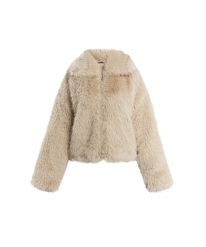 DreiMaster Vintage presenteert ons een jasje van imitatiebont dat zo heerlijk pluizig is dat we er de hele dag in willen blijven liggen. Het model heeft een korte blousonvorm met ritssluiting, steekzakken en een brede opvouwbare kraag. Met de glanzende voering staat hij net zo perfect bij een jeans als bij een klein zwart jurkje in de avond.  Overgangsjack van imitatiebont