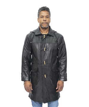 Mejora tu estilo invernal con nuestro abrigo de cuero con capucha para hombre. Este abrigo combina un diseño atemporal con características funcionales, perfecto para desafiar el clima frío. Fabricado con cuero de primera calidad, rezuma durabilidad y sofisticación. Los botones de palanca de madera agregan un toque de encanto clásico, mientras que la capucha desmontable con cordones ajustables ofrece versatilidad y protección contra los elementos. La cremallera YKK garantiza un cierre seguro, mientras que el diseño hasta la rodilla proporciona una amplia cobertura. Con dos bolsillos de parche en la cintura y dos bolsillos internos, tendrás mucho espacio para guardar tus elementos esenciales. Mantente abrigado y con estilo con nuestro abrigo de cuero con capucha, una incorporación imprescindible a tu colección de ropa de abrigo. • Construcción de cuero de primera calidad para mayor durabilidad y estilo. • Botones de palanca de madera para un aspecto clásico y atemporal. • Capucha desmontable con cordones ajustables para mayor versatilidad. • Cremallera YKK para un cierre seguro. • Diseño hasta la rodilla para una amplia cobertura y protección. • Dos bolsillos de parche en la cintura y dos bolsillos internos para un almacenamiento conveniente.