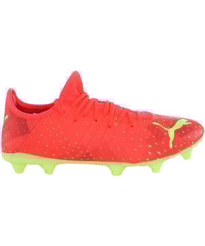 Da rienda suelta a tu potencial futbolístico con las vibrantes botas de fútbol Puma Future 4.4 FG/AG naranja para hombre. Diseñadas para optimizar tu juego en superficies de tierra firme (FG) y artificial (AG), estas botas combinan estilo y funcionalidad para ayudarte a destacar en el campo.

Características principales:

 Enérgico diseño naranja:  Las botas de fútbol Puma Future 4.4 para hombre presentan un atrevido y enérgico colorway naranja que desprende confianza y pasión. Su llamativo diseño te convertirá en un jugador destacado en el campo.

 Suela versátil FG/AG:  Equipadas con una suela versátil apta para terrenos firmes y artificiales, estas botas garantizan una excelente tracción y estabilidad en cualquier terreno de juego.

 Ajuste seguro:  Las botas vienen con un sistema de cordones seguro que permite un ajuste personalizado, proporcionando estabilidad y apoyo durante movimientos rápidos y giros bruscos.

 Parte superior cómoda:  Fabricada con materiales de alta calidad, la parte superior de estas botas ofrece una sensación cómoda y suave alrededor del pie. Esto mejora el toque y el control del balón, proporcionándote la precisión que necesitas en los pases, tiros y regates.

 Ligeras y ágiles: Diseñadas para la agilidad y la velocidad, estas botas son ligeras y reactivas, lo que te permite moverte con rapidez y sin esfuerzo sobre el terreno de juego.

 Cuello tipo calcetín:  Las botas incorporan un collarín tipo calcetín que envuelve el tobillo y ofrece un ajuste cómodo y de apoyo. El collarín ayuda a minimizar los movimientos innecesarios dentro de la bota, reduciendo el riesgo de molestias y posibles lesiones.

 Marca Puma Futuro:  Las botas de fútbol Puma Future 4.4 llevan la marca Futuro, que muestra su asociación con el compromiso de Puma con la innovación y el diseño orientado al rendimiento.