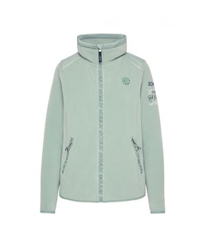 Dit fleecejack voor dames mag niet ontbreken in je garderobe, zowel op zichzelf als als extra warmte onder een jas. De licht getailleerde snit creëert een vrouwelijk silhouet en is uiterst comfortabel om te dragen. Het zachte materiaal zorgt voor een behaaglijk gevoel van welzijn. De jas sluit met een ritssluiting. De opstaande kraag kan hoog gesloten worden en heeft een kinbescherming op de ritssluiting. In de twee zijzakken met ritssluiting kun je kleine spullen opbergen of je handen opwarmen. Het doorgestikte rugpand maakt de jas tot een bijzonder hoogtepunt. Diverse labeldetails zoals tapes, borduursels en een rubberen patch maken het ontwerp compleet.