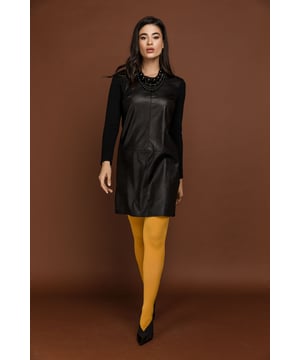 Gebreide zwarte jurk met kunstleer aan de voorzijde. Lange mouwen en een ronde halslijn met ribbels. Zwart stiksel detail aan de voorkant. Darts bij de buste. Lengte: net onder de knie. Accessoires zijn niet inbegrepen. 46%viscose-40%polyamide-14%polyester.Ons model is 175cm en draagt maat 36/S. Afmetingen voor maat 36 (in cm): Schouder -37, Borst-45, Taille-43, Onderkant-46, Mouwlengte- 57, Lichaamslengte-90.