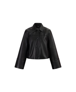 In trendiger, verkürzter Form präsentiert DreiMaster Vintage diese weiche Lederjacke aus butterweichem Lammleder. Der gerade Schnitt wird mit großen Knöpfen akzentuiert und die weiten Ärmel verleihen dem edlen Piece einen modischen Twist. Abgerundet wird das stylishe Modell mit einem Hemdkragen und schicken Teilungsnähten.  Jacke