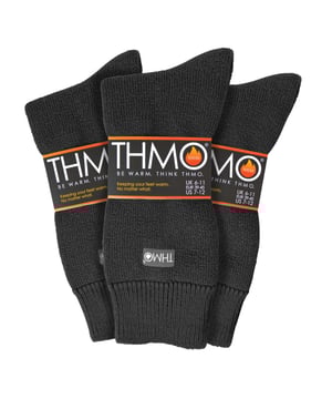 Als de temperatuur begint te dalen, heb je een betrouwbaar paar thermo sokken nodig die zijn ontworpen om de kunst te perfectioneren om je voeten warm en comfortabel te houden. De ontwerpers van deze THMO thermosokken voor heren hadden comfort en warmte als hun prioriteiten. THMO thermo sokken zijn gemaakt met een zwaar bulk acrylgaren met extreme thermo eigenschappen. Ze zijn aan de binnenkant dubbel geborsteld om de warmte te maximaliseren door warme lucht vast te houden en dicht bij je voeten te houden. Dit borstelen verzacht ook de binnenkant van de sok, waardoor het een uitstekende keuze is om binnenshuis te ontspannen, maar ook als sok voor buitenactiviteiten. Deze thermo sokken voelen ook aan alsof ze naadloos zijn met een nette met de hand verbonden teen. De geribbelde rand aan de bovenkant van de sok is ontworpen om te rusten naar de natuurlijke contouren van je benen. Deze brede softbovenkant biedt de hele dag comfort en verkleint de kans op vervelende vernauwingsringen rond uw benen. Deze THMO thermosokken voor heren zijn verkrijgbaar in verschillende kleuren en zijn verkrijgbaar in maat 39-45 EU. Ze zijn veilig machinewasbaar.