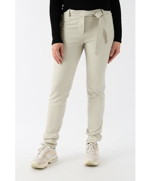 Wer in einen Leder-Broek investiert, investiert in die Wirtschaft. Lernen Sie, Damen aus hochwertigem Leder die beste Qualität zu bieten, und Sie können mir mehr Moderationsvorteile verschaffen. Eine kleine Dame kann sie kombinieren. Meiner Meinung nach ist es für mich von Vorteil, wenn jemand anderes dort liegt. Mit ein paar kleinen Stiefeln sah ich direkt aus wie ein cooler Biker. Ist Lässigkeit mehr als je? Dann ist es ein angenehmer Aufenthalt und ein warmes Bad, um den nächsten Tag einen erholsamen Urlaub zu verbringen. Als dieser Tag für einen umwerfenden Look gedacht war, musste ich ein paar Schritte mit Freunden machen, und ich war mir sicher, dass er mit einer glänzenden Bluse und Pumps glänzen konnte. Der Stretch-Stoff von Donders 1860 besteht aus 100 % Schafsnappa.