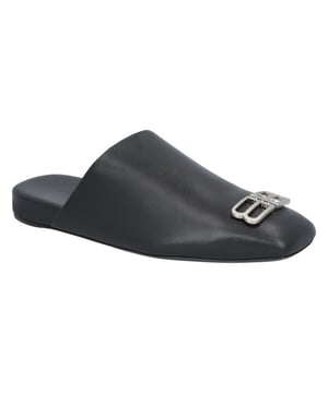 Square toe
Metallic logo applied on the front
100% Calf Leather
Made in Italy
Colour: blackMeasurments: