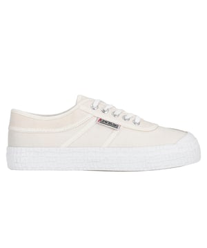 Siente el confort con cada pisada con las nuevas zapatillas de lona Original. Ahora con una nueva suela 3,2 cm y una doble plantilla interior, las Original son producto llamativo y cómodo. La zapatilla es un símbolo de originalidad y es el perfecto favorito de todos los tiempos. La gran selección de colores te permite explorar tu propio estilo personal... ¿a qué esperas?