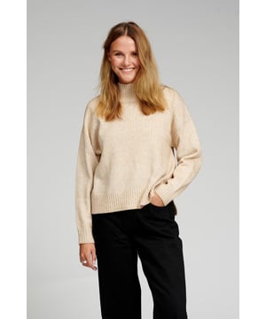 Rollkragenpullover Strickwaren von TeeShoppen
Dies ist ein schöner Rollkragenpullover von TeeShoppen. Rollkragenpullover eignen sich besonders gut für die kalten Wintermonate, wenn man etwas Wärmeres tragen möchte. Aber auch im Frühling und Herbst kann man Rollkragenpullis für den Alltagslook verwenden. Der Rollkragen ist eine gute Wahl für verschiedene Anlässe, da man mit ihm viele verschiedene Outfits kreieren kann. Strickwaren erscheinen hier in Beige. Das ist eine neutrale Farbe, die ideal für den Alltag ist.

Rollkragenpullover mit Rollkragen
Bei dieser Strickware handelt es sich um einen Rollkragenpullover. Dieses Strickstück mit Rollkragen ist perfekt für die kalten Monate, denn der Rollkragen wärmt den Hals.

Welche Größe hat das Strickstück?
Strickwaren können in folgenden Größen ausgewählt werden: XS, S, M, L und XL. Die Größen sind für Frauen angepasst.

Über TeeShoppen
Preis und Qualität müssen nicht immer dasselbe sein, und das wollen wir mit unseren Produkten von TeeShoppen unterstreichen. Das Ziel unseres Sortiments ist es, Ihnen die Möglichkeit zu geben, Ihre Garderobe mit einfacher und moderner Kleidung zu ergänzen. Aber auch wenn die Kleidung einfach ist, haben wir keine Kompromisse bei der Qualität oder dem Design gemacht. Unsere Kleidungsstücke sind so konzipiert, dass sie für eine Vielzahl von Anlässen geeignet sind und gleichzeitig aus hochwertigen Materialien hergestellt werden, die einen hohen Tragekomfort gewährleisten. Sie wünschen sich einen zeitlosen Anbieter von Mode für Damen und Herren? Dann sind Sie bei uns genau richtig. Bei TeeShoppen zahlen Sie nicht für teure Marken und Kosten, sondern nur für Qualität und Service, der uns wichtig ist. Und so wie die Modewelt sich ständig verändert, erweitern wir auch ständig unser Sortiment.