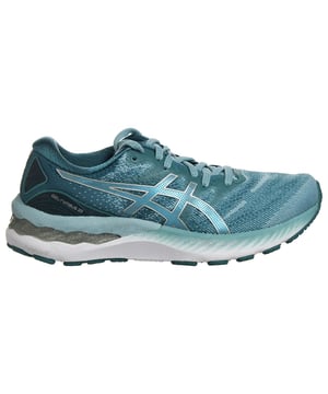 Las zapatillas de correr Asics Gel-Nimbus 23 para mujer en color azul son calzado premium diseñado para ofrecer comodidad, soporte y rendimiento durante tus carreras. Aquí están las características clave y detalles comúnmente asociados con estas zapatillas de alta calidad:

 amortiguación Gel: La serie Gel-Nimbus es conocida por su excepcional amortiguación, y la Gel-Nimbus 23 no es la excepción. Estas zapatillas cuentan con la tecnología de amortiguación Gel de Asics en el talón y la parte delantera del pie, que proporciona una excelente absorción de impactos, reduciendo el impacto en tus articulaciones y asegurando un paseo más suave.

 Material de calidad: Asics es renombrado por usar materiales de alta calidad en sus zapatillas de correr. Estas zapatillas están típicamente construidas a partir de materiales transpirables y duraderos para mantener tus pies cómodos y bien soportados durante las carreras.

 Color azul: Estas zapatillas de correr vienen en un atractivo color azul con acentos complementarios, añadiendo un toque de estilo a tu atuendo de entrenamiento.

 Media suela reactiva: La media suela está diseñada para ofrecer una experiencia de carrera reactiva y amortiguada, mejorando tu experiencia general de correr y proporcionando un gran equilibrio entre soporte y comodidad.

 Contrafuerte: Los zapatos a menudo cuentan con un contrafuerte externo, que proporciona estabilidad y soporte adicionales en la zona del talón, reduciendo el riesgo de lesiones.

 Cierre con cordones: Estas zapatillas generalmente incluyen un sistema de cierre tradicional con cordones, permitiendo un ajuste seguro y personalizable.

 Cuello y lengüeta acolchados: Para asegurar comodidad y prevenir rozaduras, las zapatillas vienen con un cuello y una lengüeta acolchados.

 Parte superior transpirable: La parte superior de los zapatos está típicamente hecha de material de malla transpirable que promueve el flujo de aire y reduce la acumulación de humedad dentro del zapato.

 Suela exterior duradera: La suela exterior está diseñada para proporcionar una excelente tracción y durabilidad, asegurando agarre y estabilidad en diversas superficies de carrera.