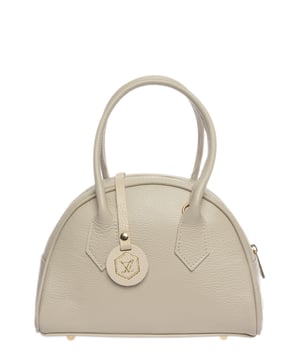 Bolso
100% cuero de vaca
Cierre superior con cremallera
Dimensiones: 17x22x10.5 cm
Asa: 34 cm
Correa para el hombro: 120 cm