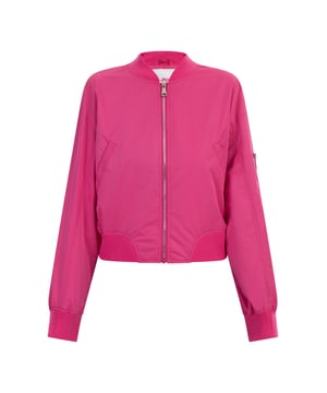 De tijdloze aviator blouson of ook wel bomberjack genoemd wordt deze zomer door myMo geïnterpreteerd in felle kleuren. De losse pasvorm heeft klassieke elementen zoals de geribde boorden, de steekzakken en natuurlijk het kenmerkende pennenzakje met rits op de bovenarm. In zijn korte blousonvorm is het ideaal te combineren, zowel overdag als 's avonds.