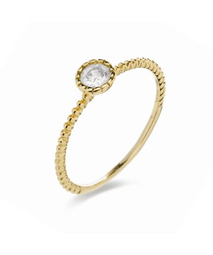Anillo naadim de plata de ley 925 y circonita brillante con acabado en baño de oro amarillo de 18 quilates. The Gemstone se erige como una de las grandes revelaciones: diseños realizados cuidadosamente a mano con piedras naturales: Amatista, Cuarzo, turquesa y ónix sobre Plata de Ley 925 que dictan una exquisita disposición de esta línea.
Grandes mujeres: detrás de la tenacidad, de la creatividad, de la valentía, de la perseverancia logran estilismos, entiéndase en clave cool, con piedras exclusivas con formas perfectas que nos hacen detener el tiempo para respirar y coger aire, en los que the gemstone es el protagonista: (RE) DESCUBRE THE GEMSTONE