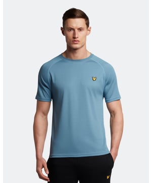 De Lyle and Scott Core Raglan is een iconisch silhouet dat de tand des tijds heeft doorstaan. Gemaakt van een mix van polyester en elastaan ​​met vochtafvoerende eigenschappen die zweet van het lichaam afvoeren om je koel te houden, met gedetailleerde stiksels op de kraag, manchetten en schouder, en vervolgens afgewerkt met onze kenmerkende Golden Eagle - een teken van sportief erfgoed - dit verdient een plaats in de garderobe van elke sporter.