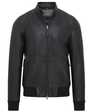 Esta chaqueta bomber para hombre, confeccionada en piel de napa de cordero de primera calidad, combina el encanto vintage con un diseño moderno. Tiene cuello alto con cierre de botón, cremallera en la parte delantera y dos bolsillos externos con cremallera y dos bolsillos internos para mayor comodidad. Los puños y el dobladillo acanalados garantizan un ajuste cómodo y ceñido, lo que la hace perfecta para salidas informales o eventos semiformales. Ya sea que busques un estilo universitario retro o una estética elegante de motociclista, esta chaqueta ofrece un atractivo atemporal y una artesanía duradera. Una prenda esencial del guardarropa para los entusiastas del cuero que aprecian el estilo, la funcionalidad y la calidad. Piel de cordero napa de primera calidad para una sensación suave y lujosa Chaqueta bomber de inspiración vintage con una estética retro universitaria y de motociclista Cuello alto con cierre de botón para mayor estilo Dos bolsillos externos funcionales con cremallera con dos bolsillos interiores Puños y dobladillo acanalados para un ajuste ceñido y personalizado Cierre frontal elegante con cremallera para un uso sin esfuerzo Diseño versátil adecuado para salidas informales y eventos semiformales Duradero y elegante para un uso duradero Una combinación perfecta de encanto retro y moda moderna
