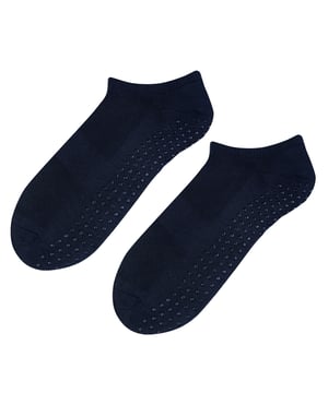 Si buscas un par de calcetines que mantengan tus pies cómodos y secos todo el día, no busques más: los calcetines invisibles para hombre. Estos calcetines están fabricados con un 78% de fibras ricas en algodón, lo que los hace suaves y delicados. Tienen un estilo invisible de corte bajo que es perfecto para el uso diario y se ocultará discretamente dentro de sus zapatillas de deporte. Estos calcetines también tienen propiedades naturales de evacuación de la humedad que ayudarán a mantener tus pies secos y frescos durante todo el día, protegiendo la parte sensible del pie, especialmente si los usas para correr por la mañana. Los agarres antideslizantes ABS de las suelas de estos calcetines son ideales para mantener los pies en su sitio mientras caminas y corres. También incluyen un estabilizador adicional que te ayudará a mantener los calcetines en la posición correcta. Los calcetines vienen en 4 colores diferentes, ¡así que hay para todos los gustos! Estos son: Gris Oscuro, Negro, Azul Marino y Blanco. Tanto si prefieres un negro tradicional como un azul marino clásico, tenemos algo que se adapta a tu estilo. Estos calcetines para hombre están disponibles en 2 tallas: 7-9 UK (40-43 EUR, 8-10 US) y 10-13 (44-46 EUR, 11-14 US) y están hechos de 78% Algodón, 20% Poliamida, 2% Elastano, 0.5% Polipropileno. Hay 4 colores para elegir y son totalmente lavables a máquina.