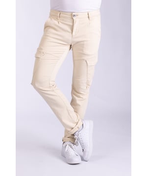 Diese Non-Denim Hose in Slim-Fit-Form hat einen mittelhohen Bund und zwei aufgesetzte Cargotaschen an den Oberschenkeln. Erhältlich in den Farben Braun, Navy und Sand.