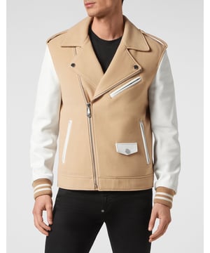 Voeg iets unieks en aparts toe aan je garderobe. Wij raden deze perfecto van wol en nappa aan.   Wollen stof en plantaardig gelooid nappa zorgen voor een mooi contrast   PP Hexagon op een saffian lederen patch is genaaid op het juk   Metalen ritssluitingen   Ribgebreide, gekantelde manchetten   Diamond gewatteerde hoogglans satijnen voering