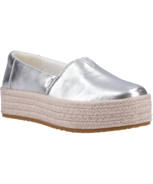 Espadrilles in een nieuw jasje. De Valencia schoen staat hoog op een met touw omwikkelde plateauhak met een bovenwerk van nappaleer dat bij al je favoriete looks past. De zachte CloudBound inlegzolen zorgen voor ondersteuning, ademend vermogen en comfort onderweg.