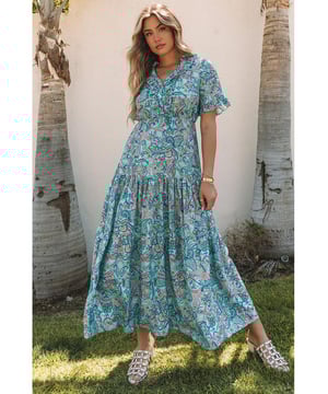 El estampado paisley añade un toque de estilo boho-chic  
El diseño con volantes en capas ofrece un look femenino y elegante  
La longitud maxi aporta drama y sofisticación  
Fabricado con materiales de calidad  
Perfecto para ocasiones especiales o eventos festivos  
Disponible en una variedad de tamaños  