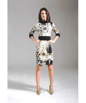 Este vestido entallado está confeccionado en tejido estampado Punto di Roma. Tiene mangas al codo y un amplio escote abierto. Lleva un cinturón negro en la cintura.